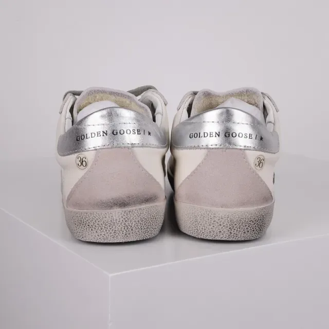 Golden Goose Superstar sneakers lifestyle blanc gris usé semelle caoutchouc étiquette talon métallique 8
