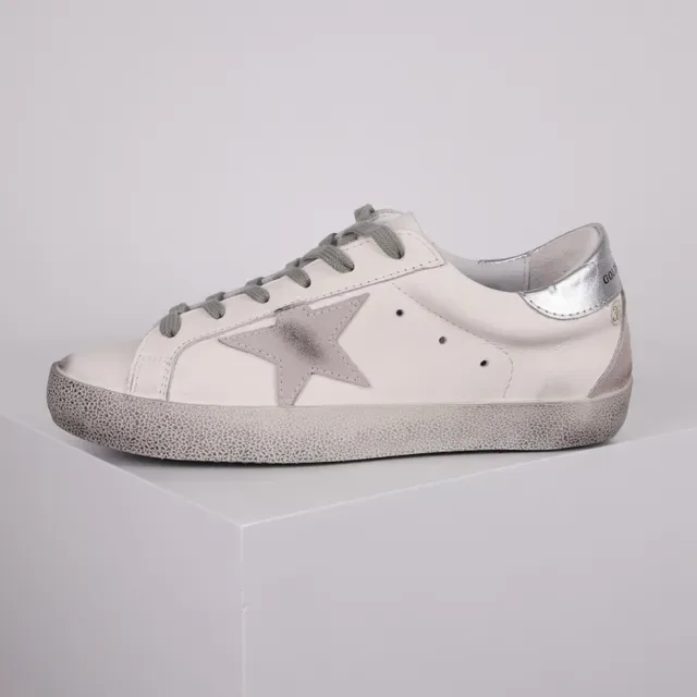 Golden Goose Superstar sneakers lifestyle blanc gris usé semelle caoutchouc étiquette talon métallique 9