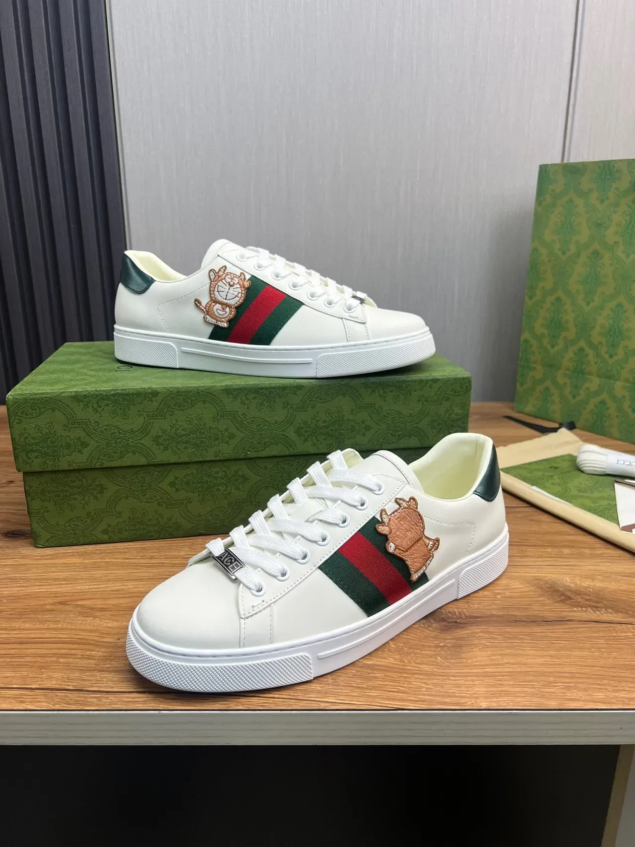 Gucci Ace Sneakers Blanc Vert Rouge Web Stripe Brodé Taureau Lifestyle 2