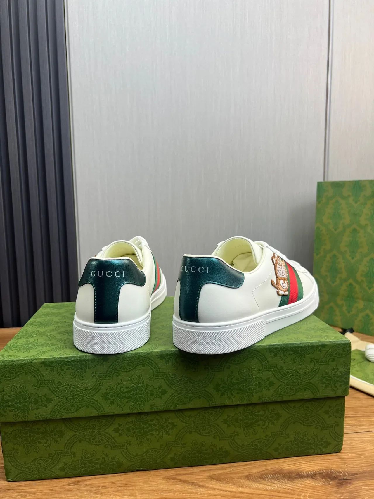 Gucci Ace Sneakers Blanc Vert Rouge Web Stripe Brodé Taureau Lifestyle 3