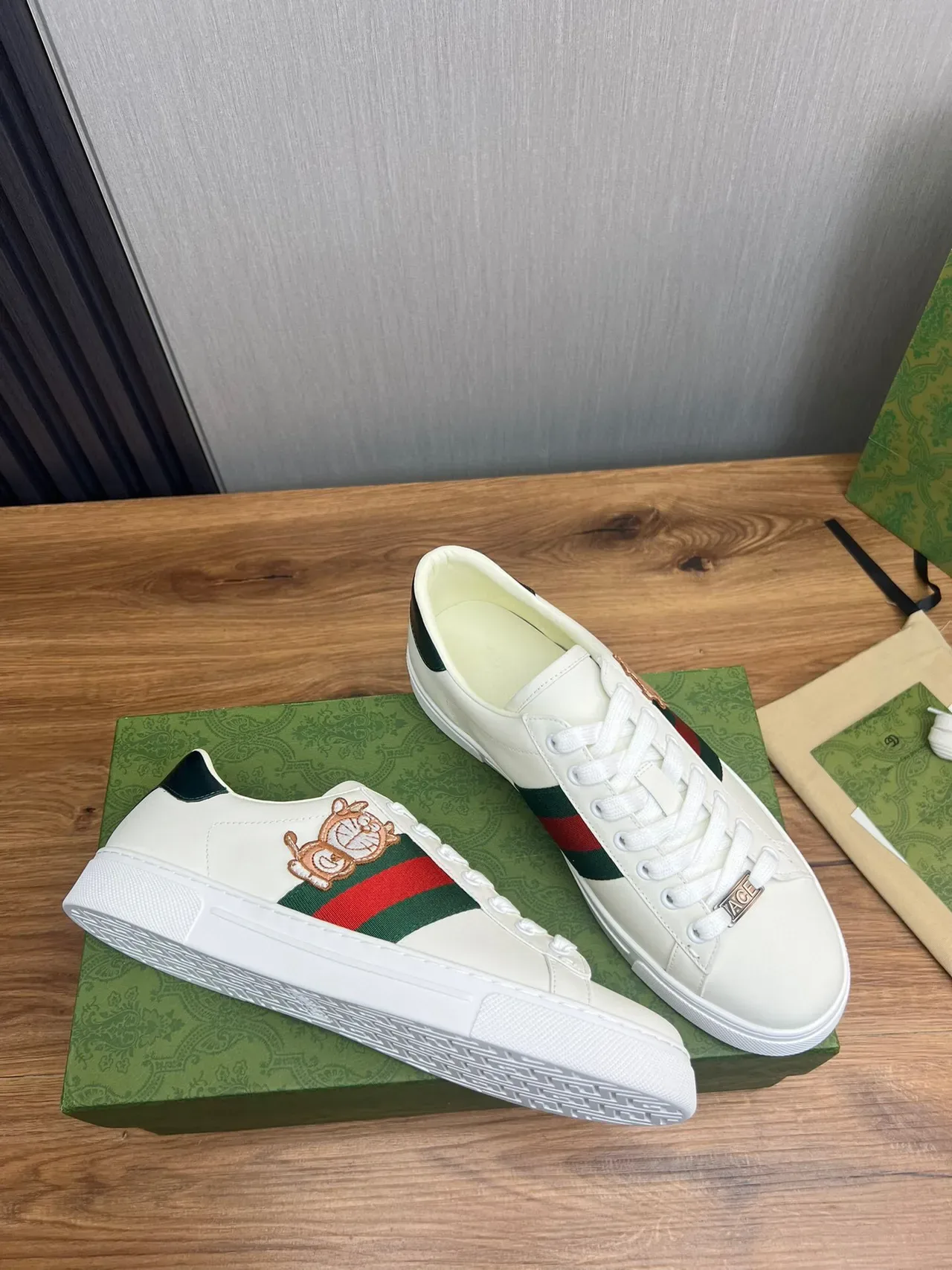 Gucci Ace Sneakers Blanc Vert Rouge Web Stripe Brodé Taureau Lifestyle 4