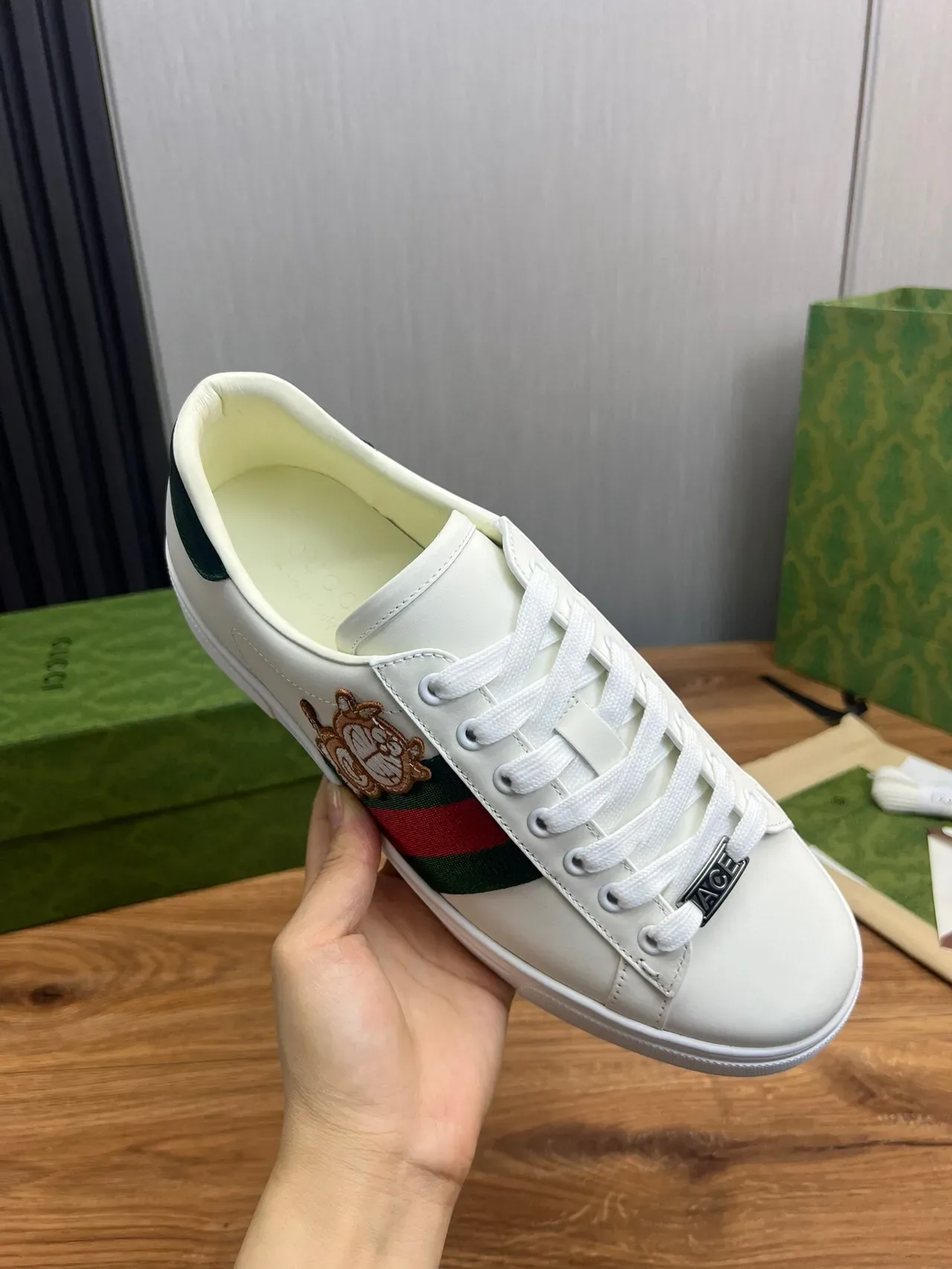Gucci Ace Sneakers Blanc Vert Rouge Web Stripe Brodé Taureau Lifestyle 5