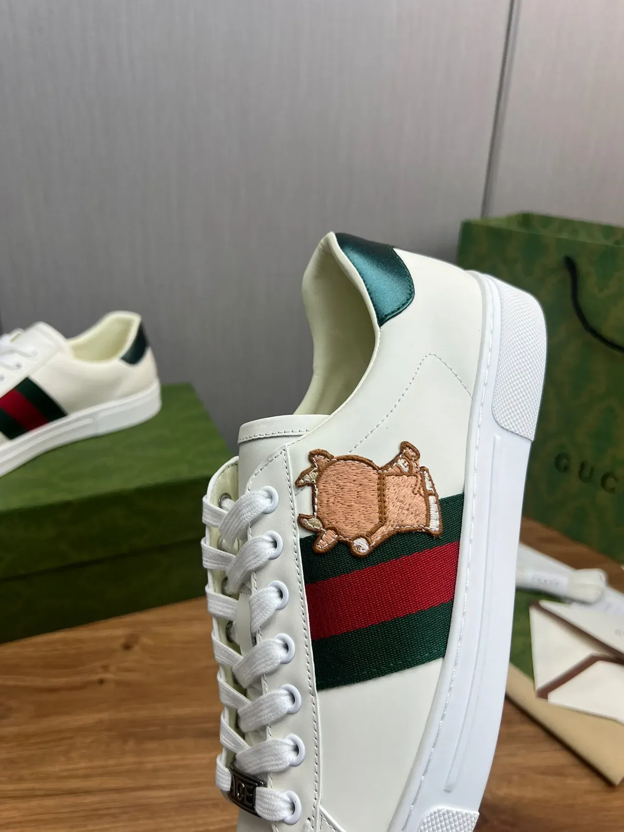Gucci Ace Sneakers Blanc Vert Rouge Web Stripe Brodé Taureau Lifestyle 6
