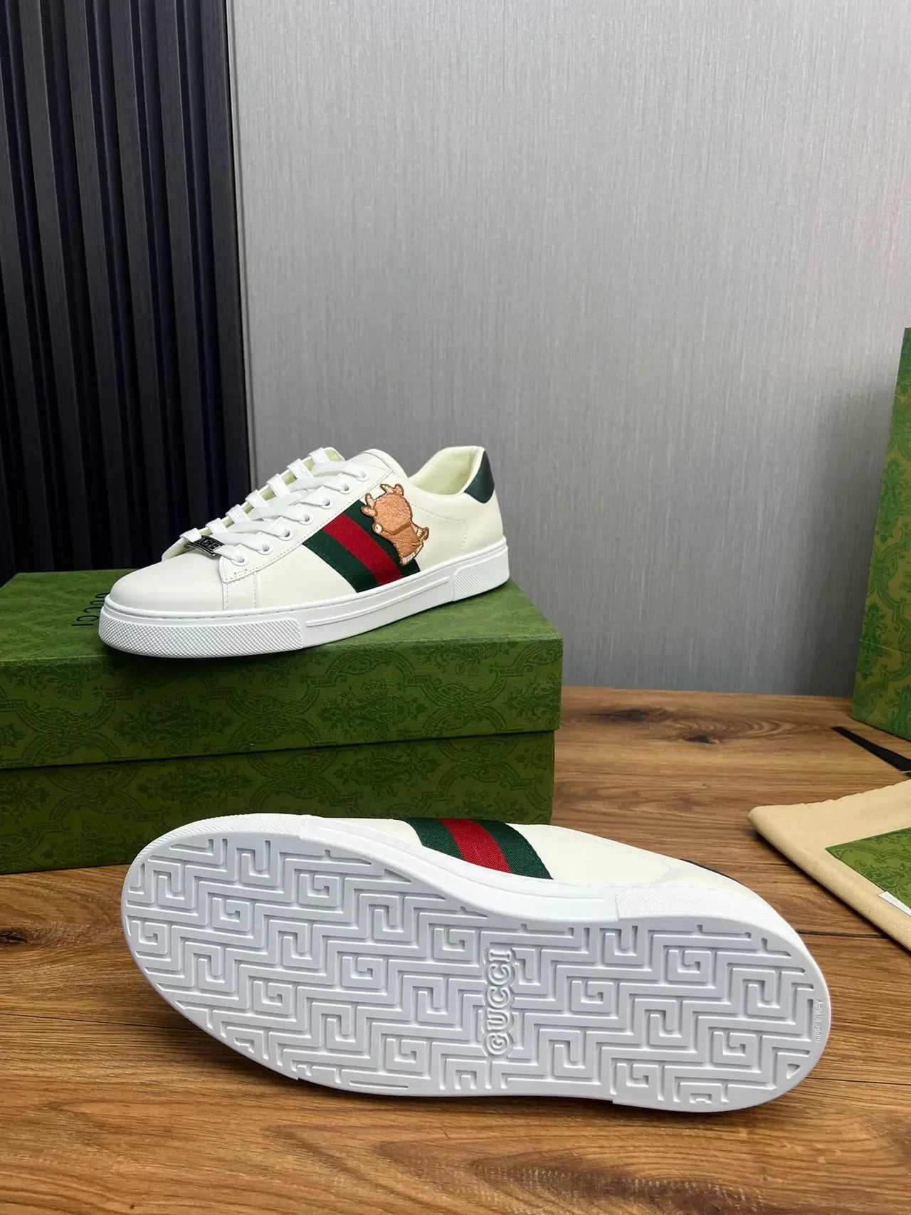 Gucci Ace Sneakers Blanc Vert Rouge Web Stripe Brodé Taureau Lifestyle 7