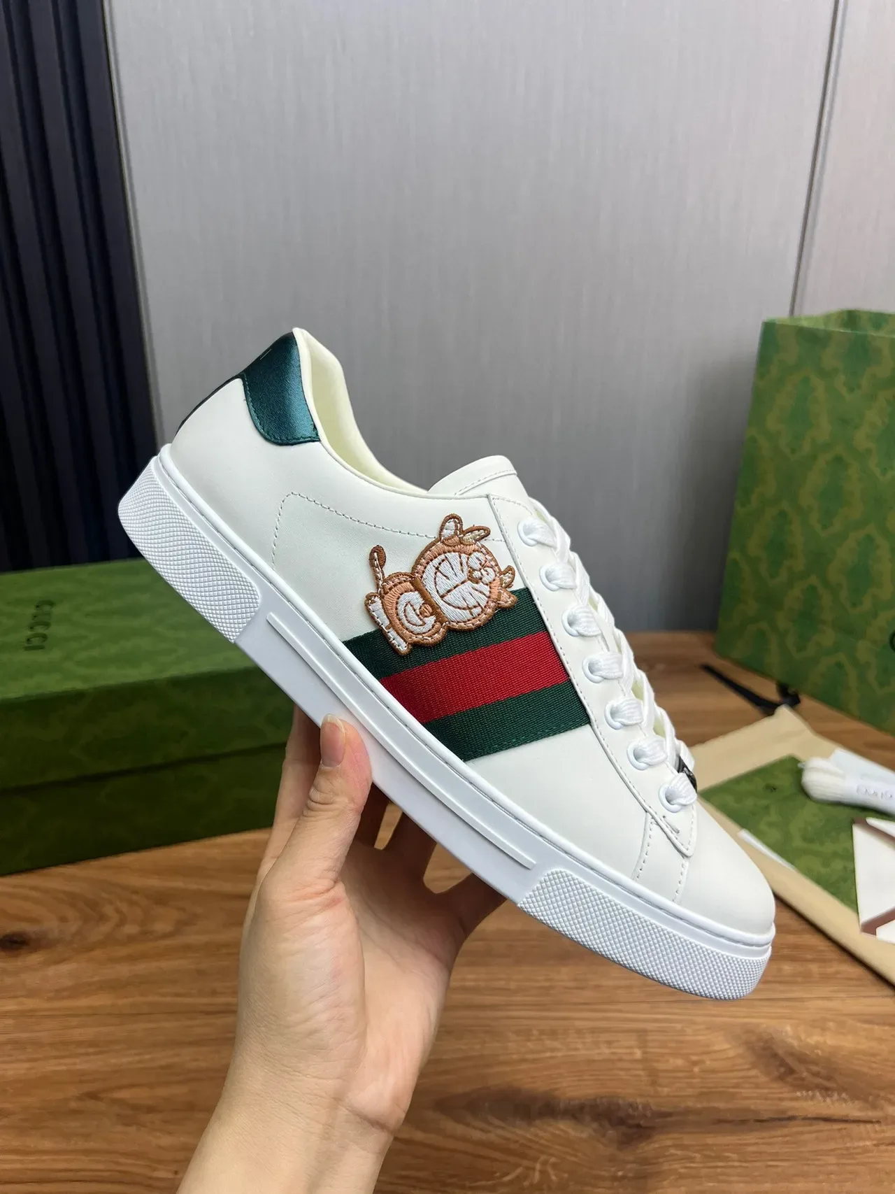 Gucci Ace Sneakers Blanc Vert Rouge Web Stripe Brodé Taureau Lifestyle 8