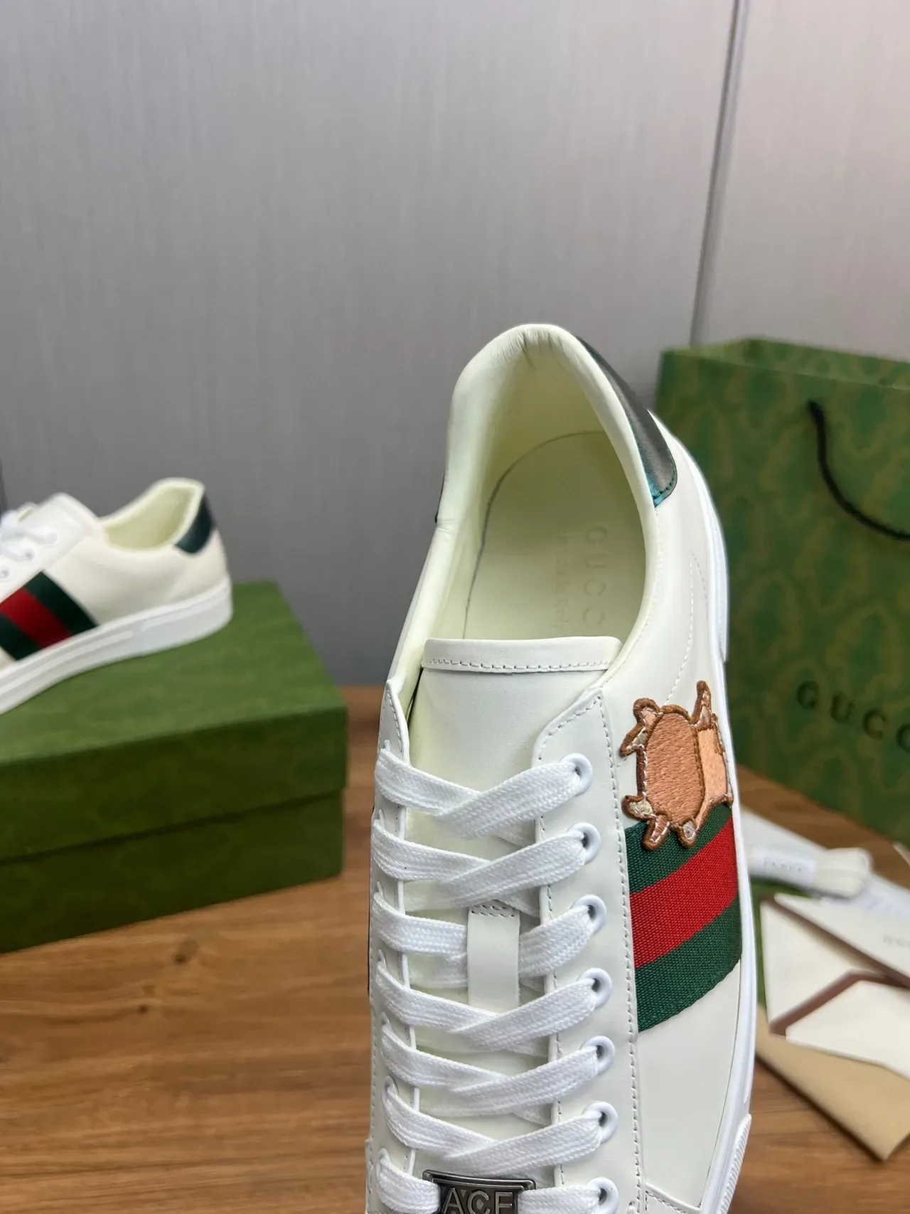 Gucci Ace Sneakers Blanc Vert Rouge Web Stripe Brodé Taureau Lifestyle 9