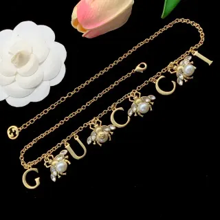 سوار سلسلة Gucci نقشة النحلة لون ذهبي لؤلؤ وكريستال حرف 'GUCCI'