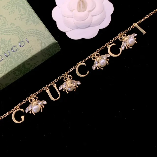 Bracelet chaîne Gucci Motif Abeille Ton Doré Perles et Cristaux Lettre 'GUCCI' 3