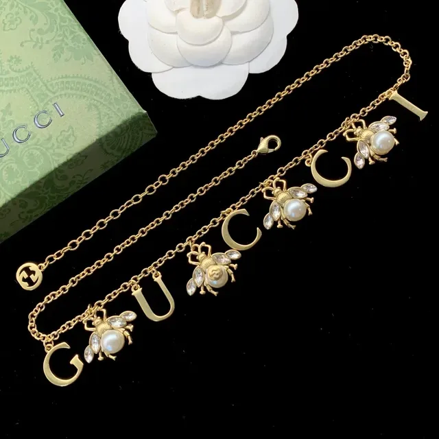 Bracelet chaîne Gucci Motif Abeille Ton Doré Perles et Cristaux Lettre 'GUCCI' 4