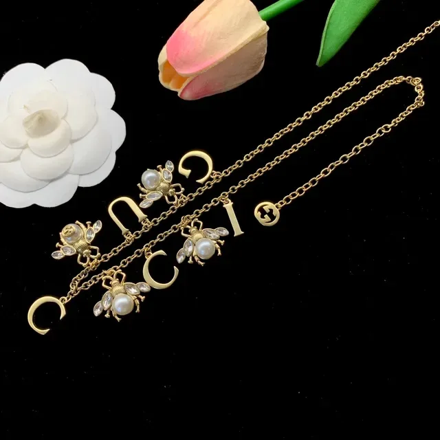 Bracelet chaîne Gucci Motif Abeille Ton Doré Perles et Cristaux Lettre 'GUCCI' 6