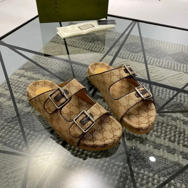 Gucci Sandálias Bege Marrom GG Monograma Canvas Com Duas Tiras Prateadas Com Fivela 2