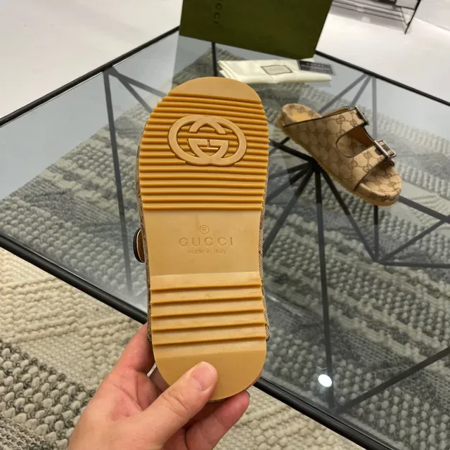 Gucci Sandálias Bege Marrom GG Monograma Canvas Com Duas Tiras Prateadas Com Fivela 3