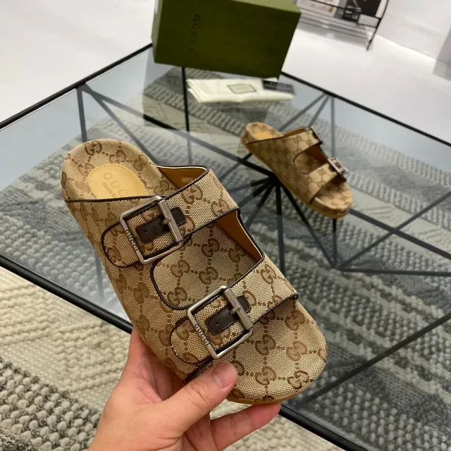 Gucci Sandálias Bege Marrom GG Monograma Canvas Com Duas Tiras Prateadas Com Fivela 4