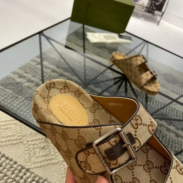 Gucci Sandálias Bege Marrom GG Monograma Canvas Com Duas Tiras Prateadas Com Fivela 5