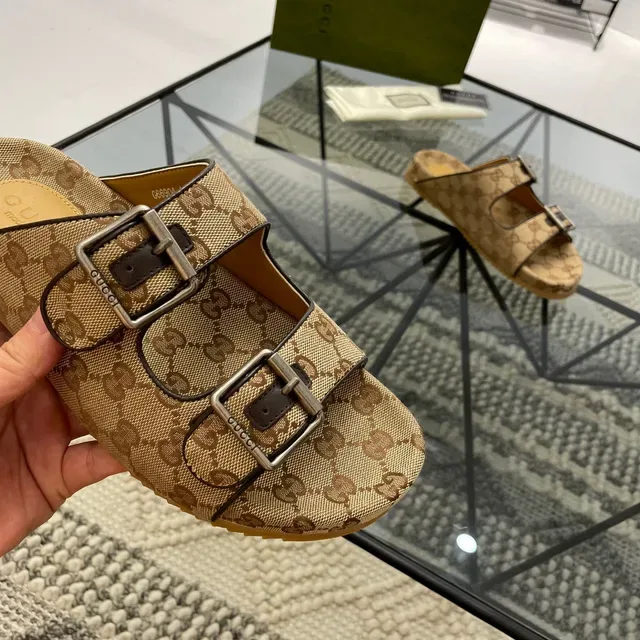 Gucci Sandálias Bege Marrom GG Monograma Canvas Com Duas Tiras Prateadas Com Fivela 6