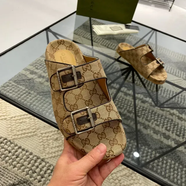 Gucci Sandálias Bege Marrom GG Monograma Canvas Com Duas Tiras Prateadas Com Fivela 7