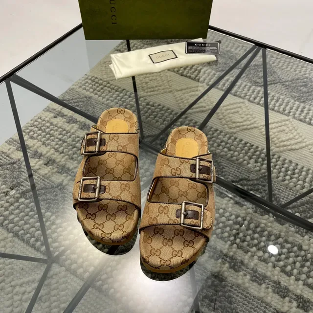 Gucci Sandálias Bege Marrom GG Monograma Canvas Com Duas Tiras Prateadas Com Fivela 9