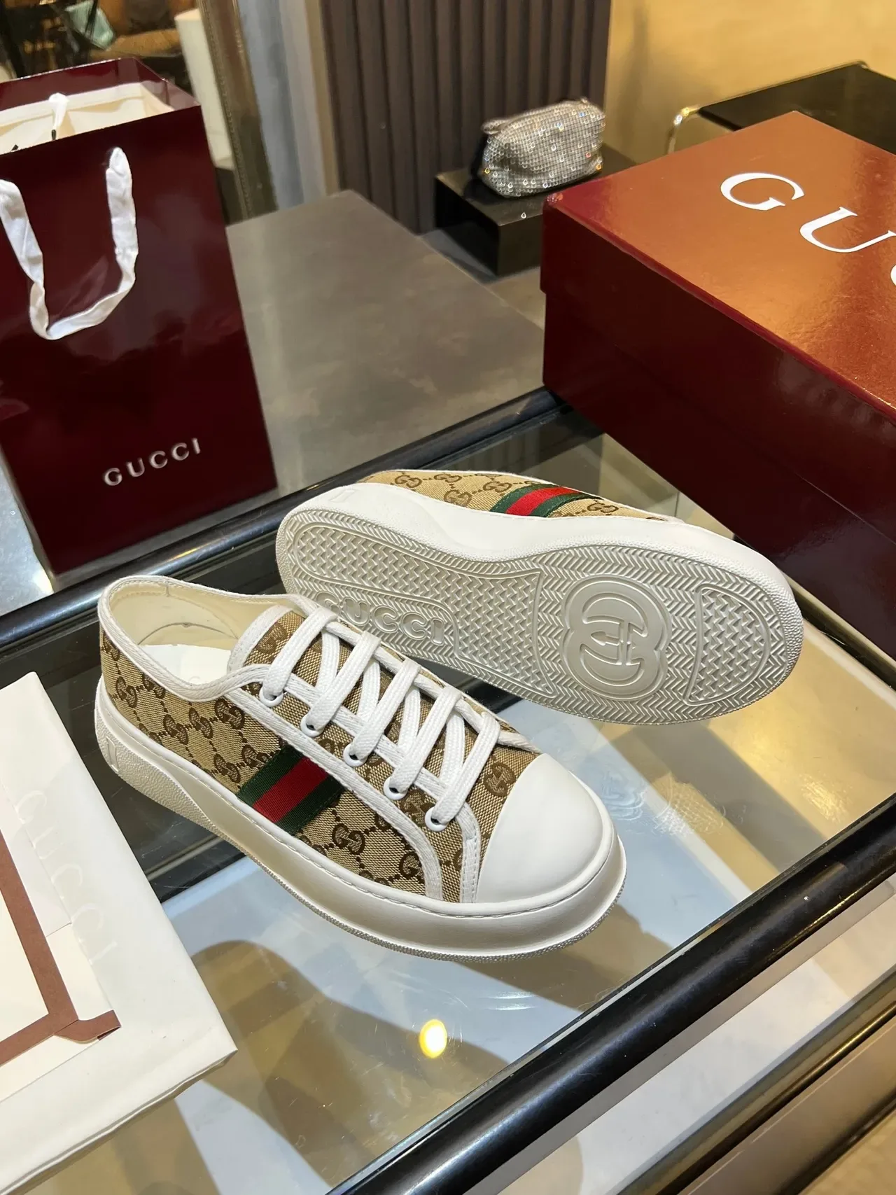 Gucci بيج أبيض GG Monogram كانفاس ويب سترايب سنيكرز لايف ستايل 2