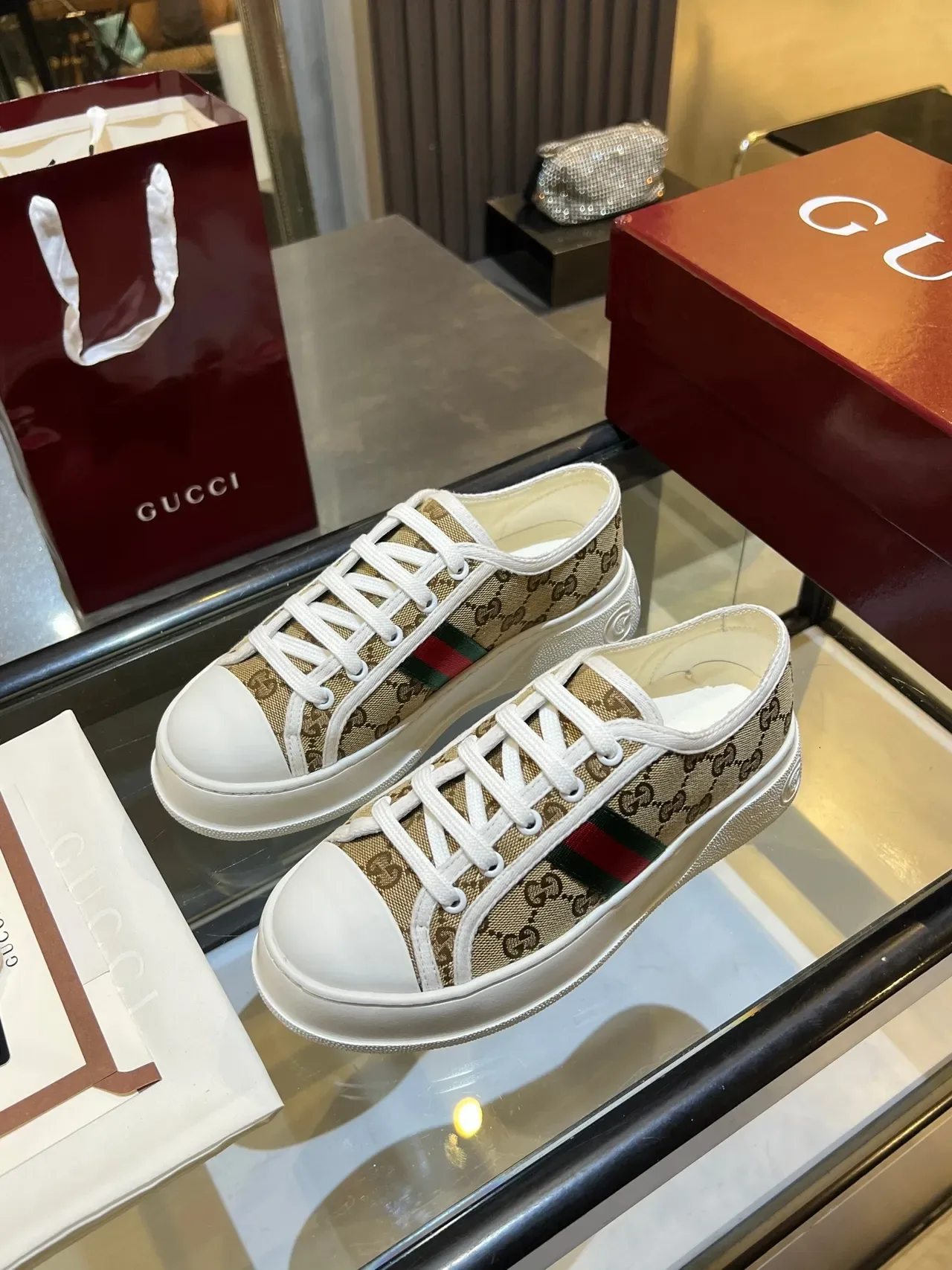 Gucci بيج أبيض GG Monogram كانفاس ويب سترايب سنيكرز لايف ستايل 3