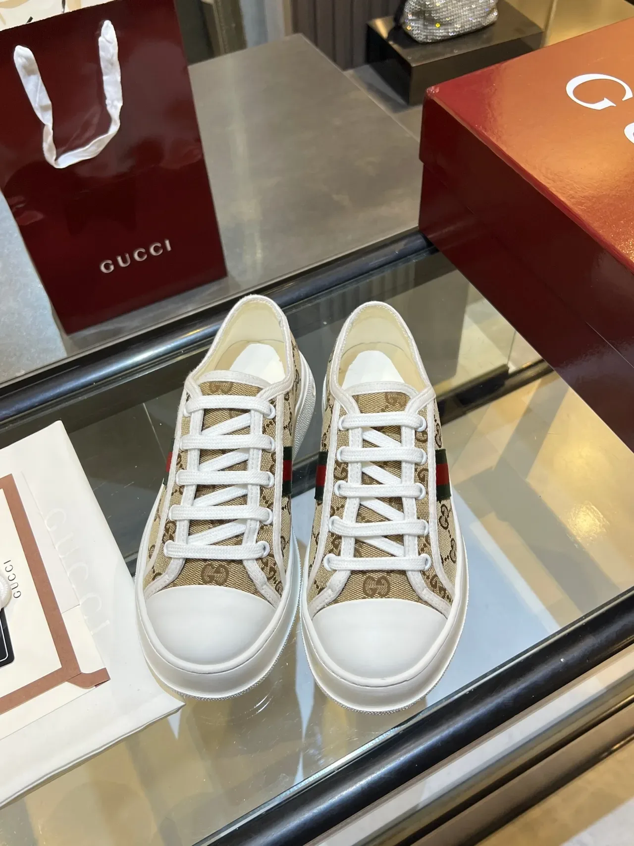 Gucci بيج أبيض GG Monogram كانفاس ويب سترايب سنيكرز لايف ستايل 4