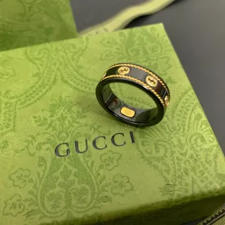 Gucci Anillo Negro y Oro Interlocking G Motif Banda Ancha