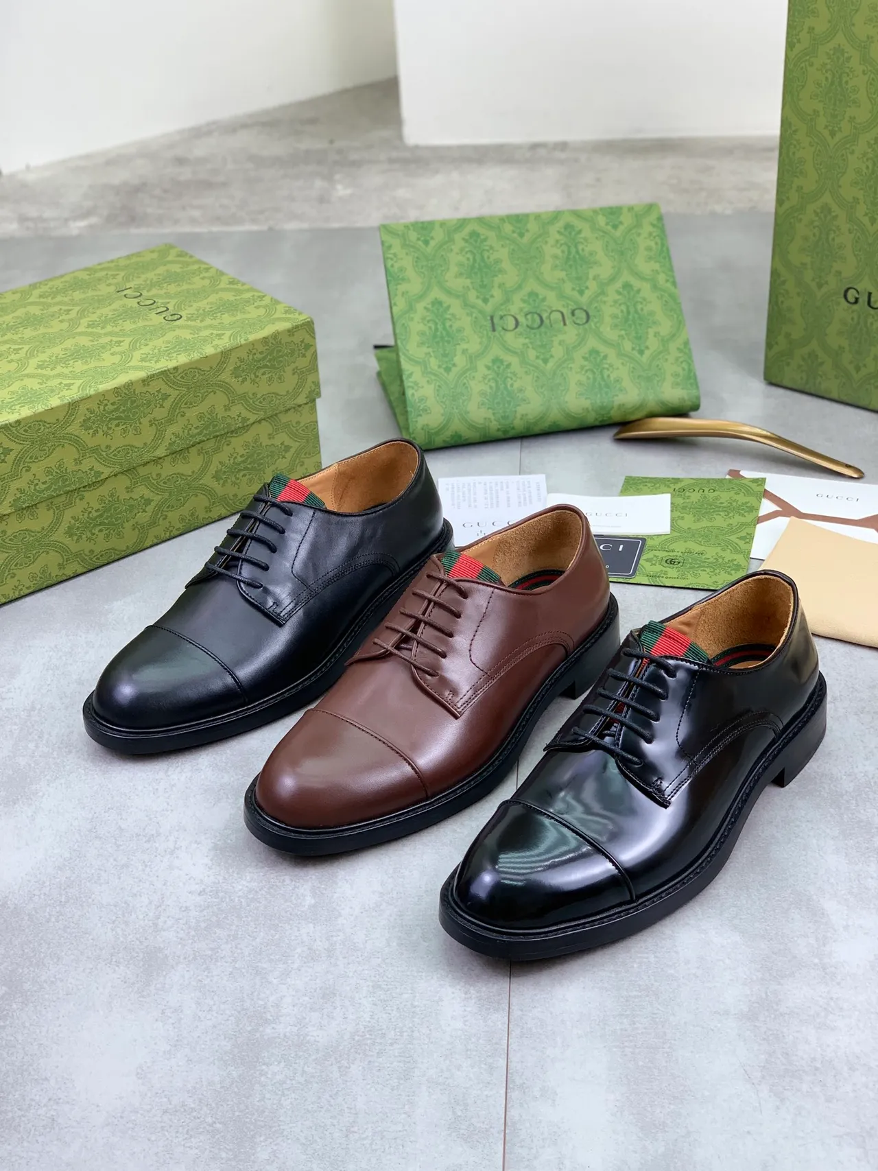 Gucci Chaussures Oxford en Cuir Poli avec Cap-Toe Noir et Vert 2