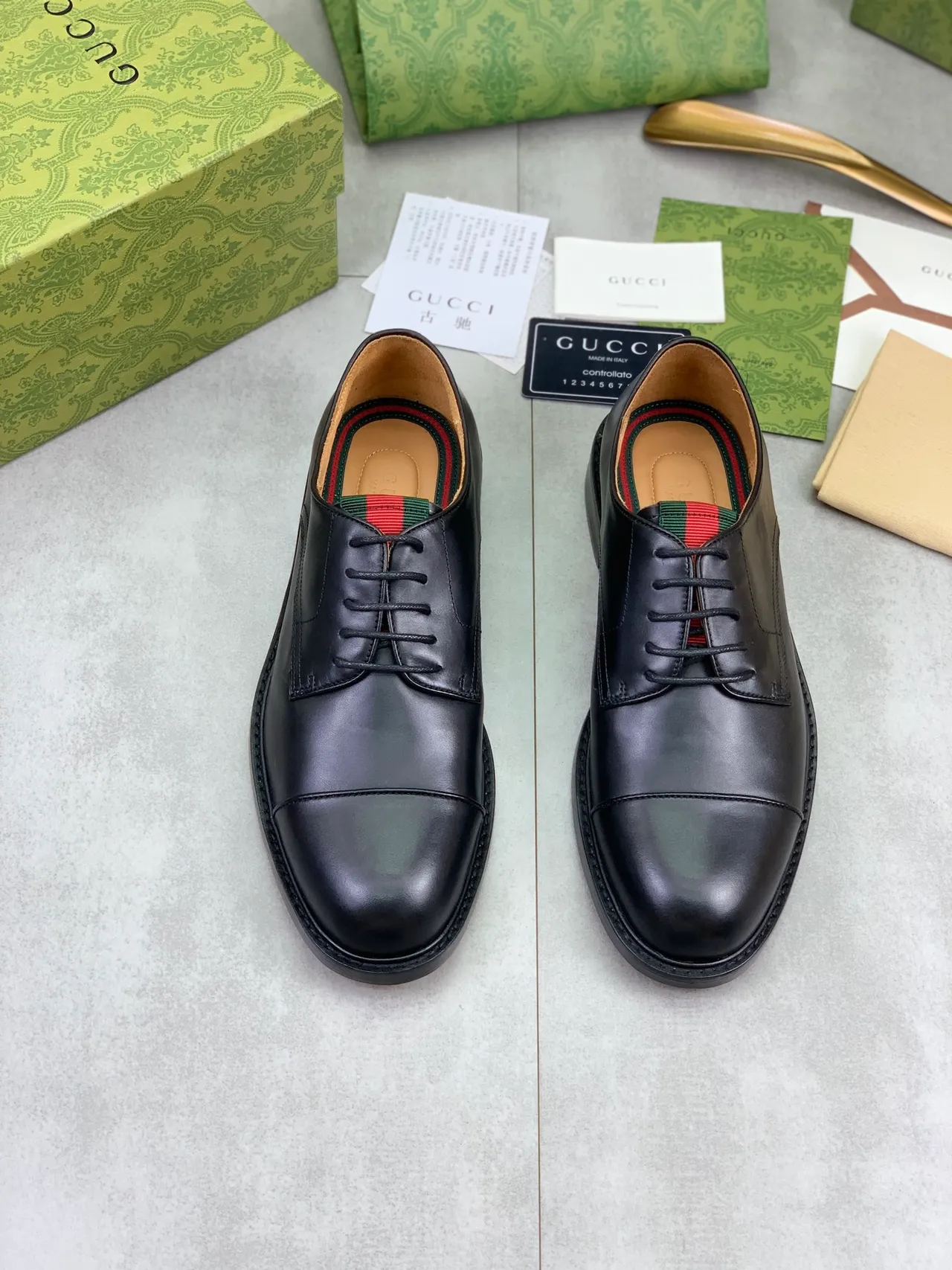 Gucci Chaussures Oxford en Cuir Poli avec Cap-Toe Noir et Vert 5