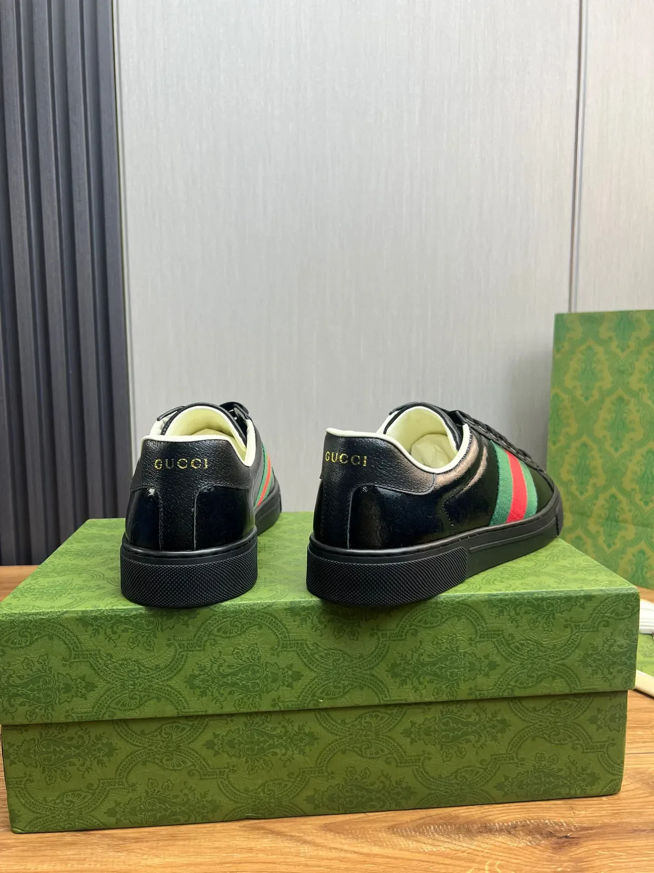 Gucci tênis lifestyle de couro patent preto e verde com upper listras web no painel lateral 2