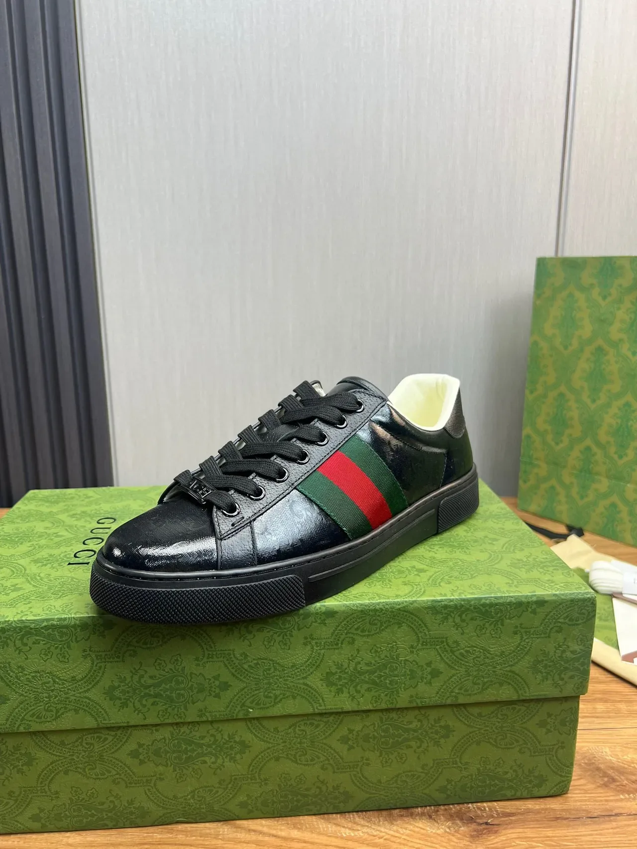 Gucci tênis lifestyle de couro patent preto e verde com upper listras web no painel lateral 3