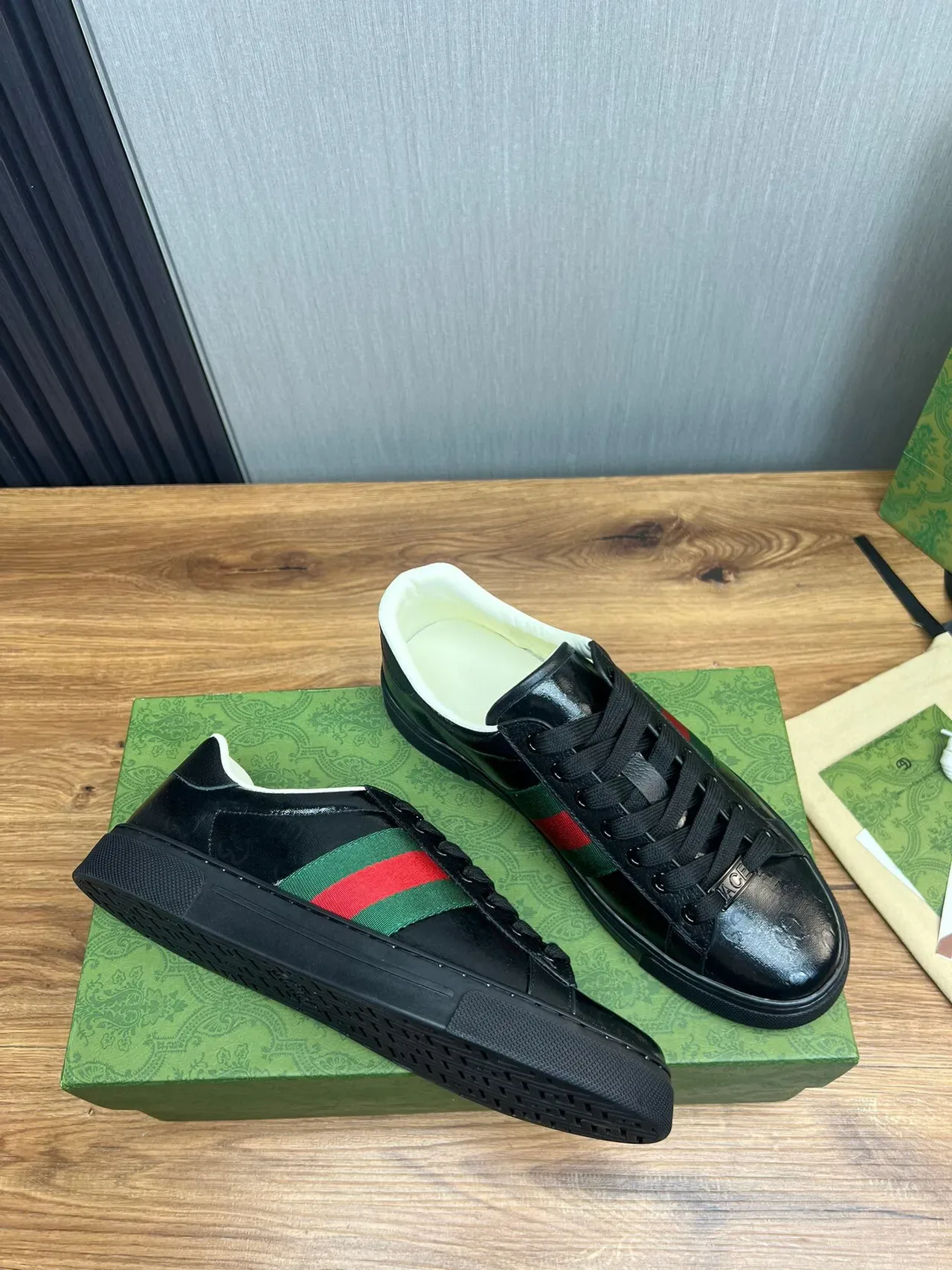 Gucci tênis lifestyle de couro patent preto e verde com upper listras web no painel lateral 4