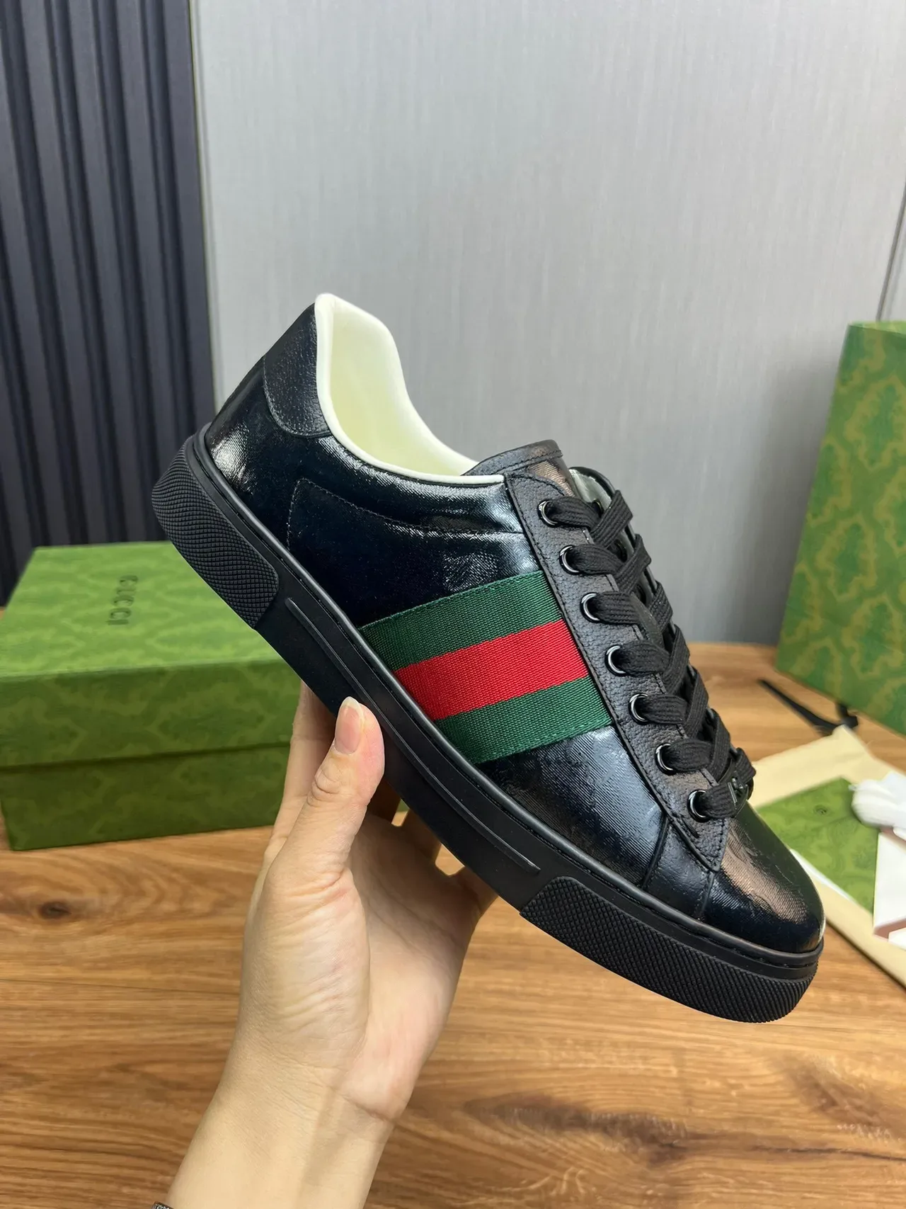 Gucci tênis lifestyle de couro patent preto e verde com upper listras web no painel lateral 5