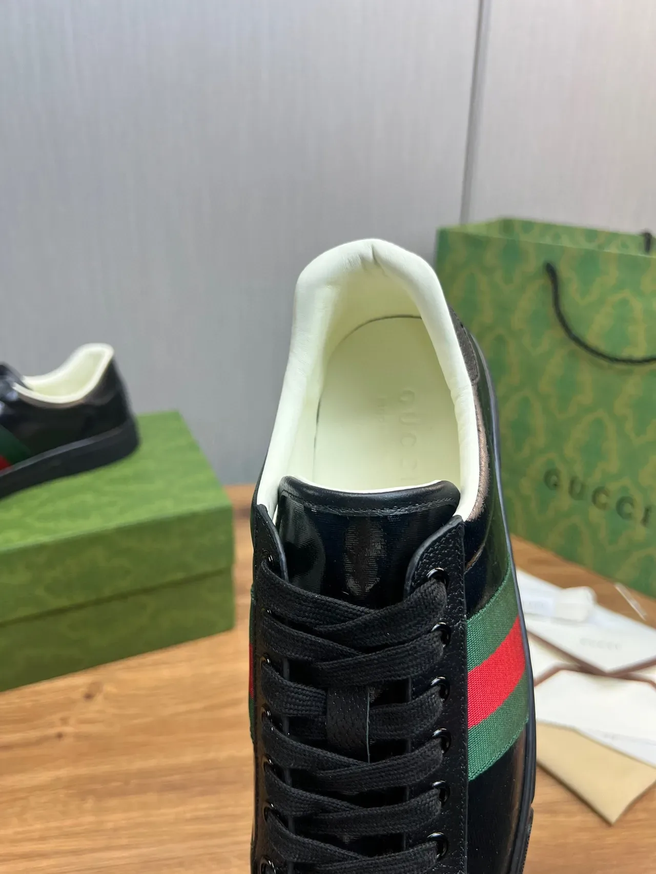 Gucci tênis lifestyle de couro patent preto e verde com upper listras web no painel lateral 6