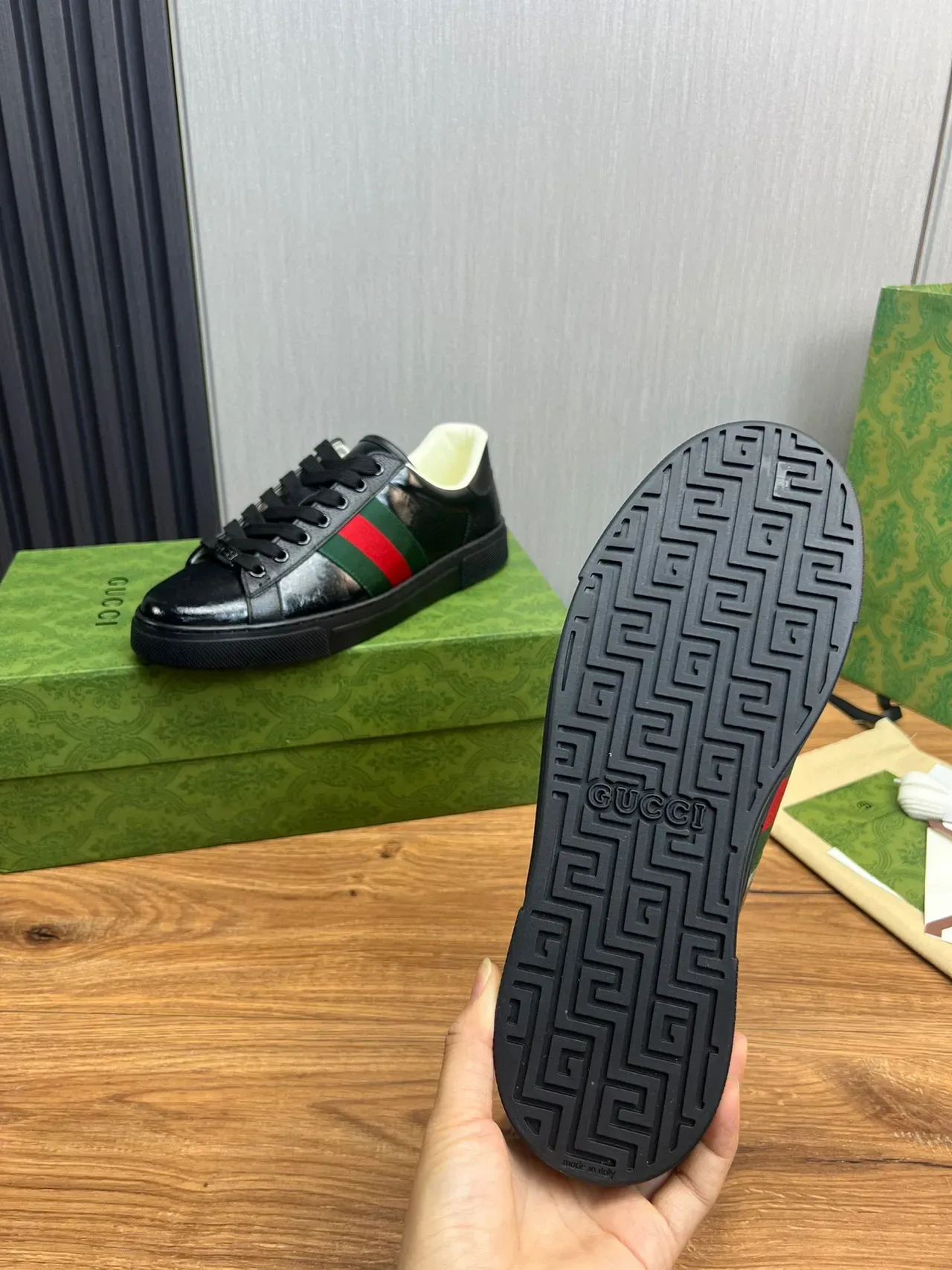 Gucci tênis lifestyle de couro patent preto e verde com upper listras web no painel lateral 7