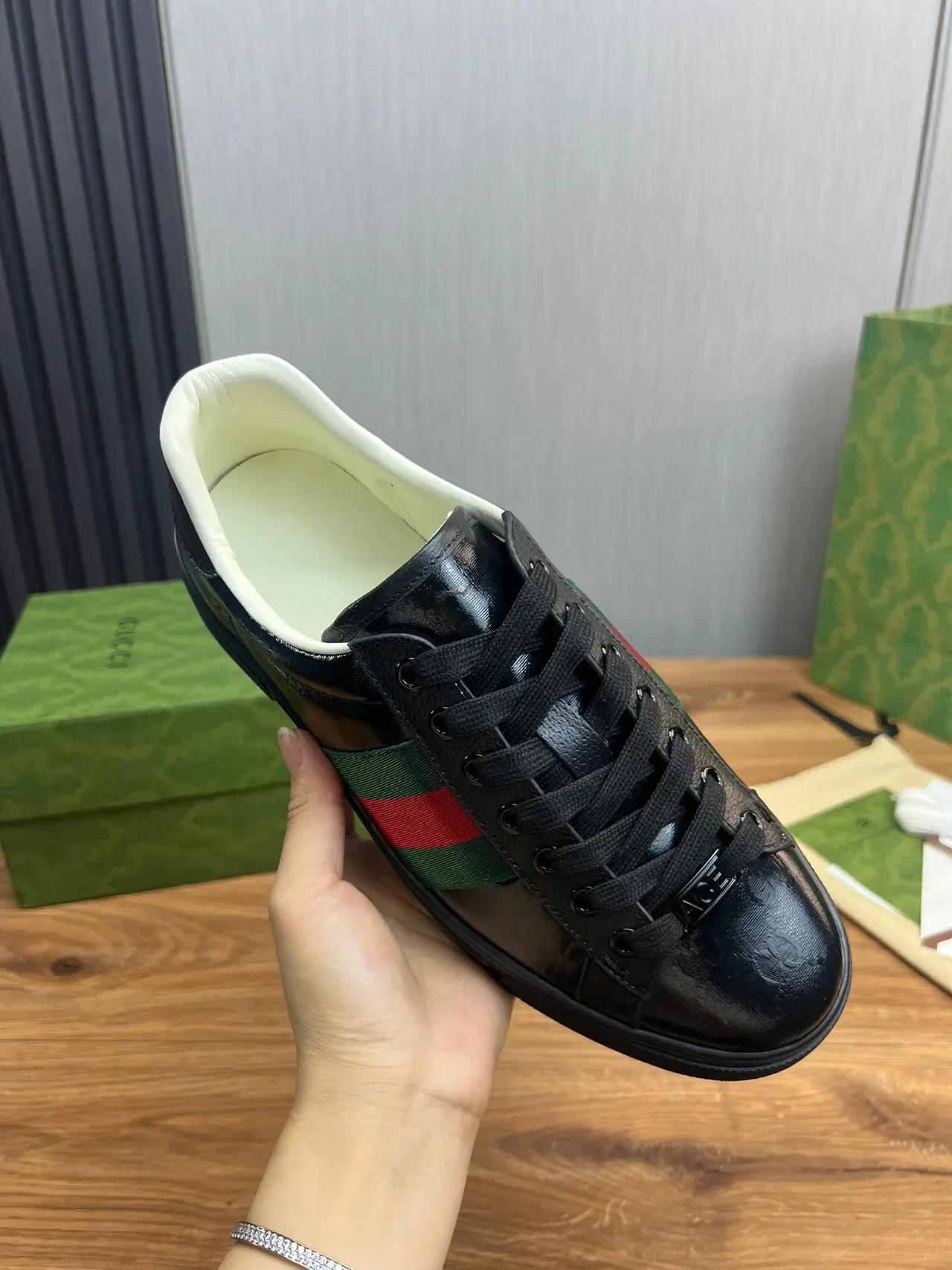 Gucci tênis lifestyle de couro patent preto e verde com upper listras web no painel lateral 8