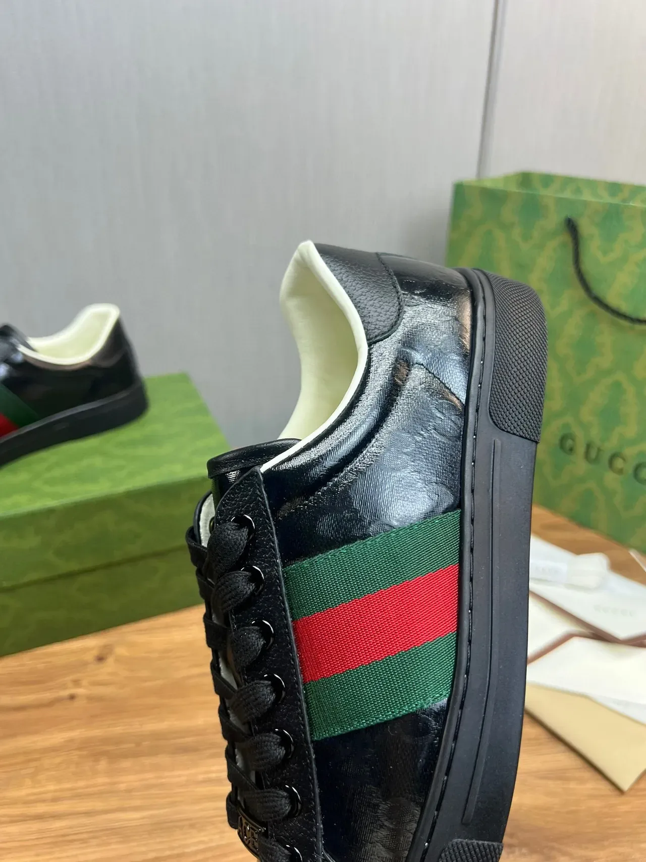 Gucci tênis lifestyle de couro patent preto e verde com upper listras web no painel lateral 9