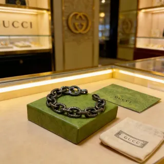 Gucci Pulseira de Corrente de Eloses Retorcidos Acabamento de Metal Oxidado Preto e Verde