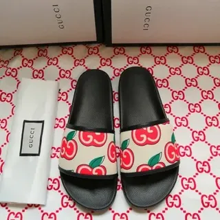 Gucci काला बहुरंगी सेब प्रिंट पट्टी फुटबेड स्लिपर्स