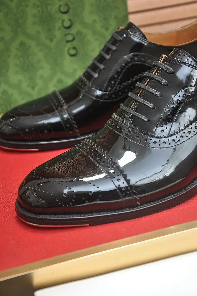 Gucci Sapatos Oxford Brogue de Couro Verniz Preto Ponta de Tapa 2
