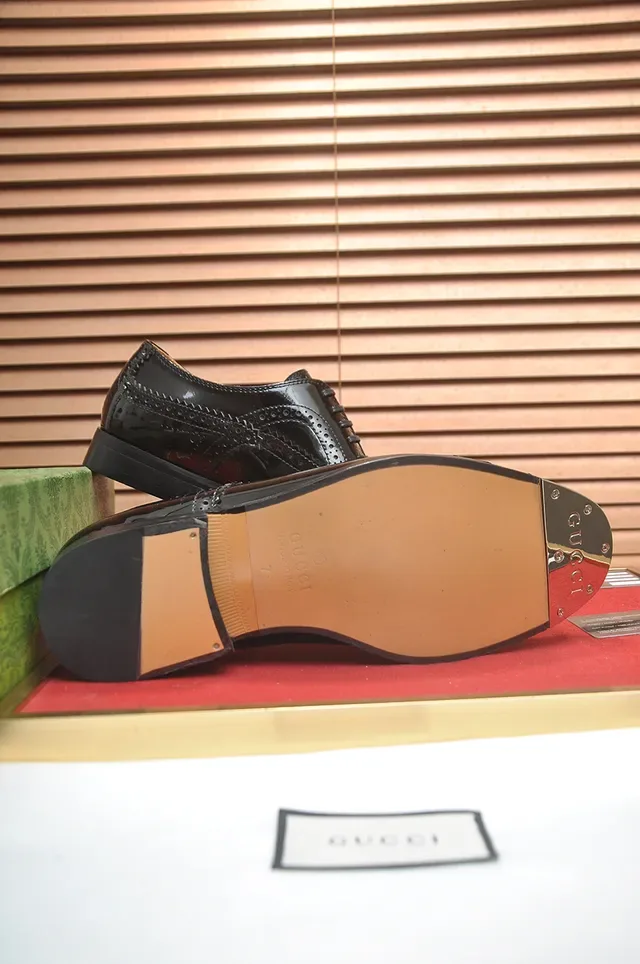 Gucci Sapatos Oxford Brogue de Couro Verniz Preto Ponta de Tapa 3