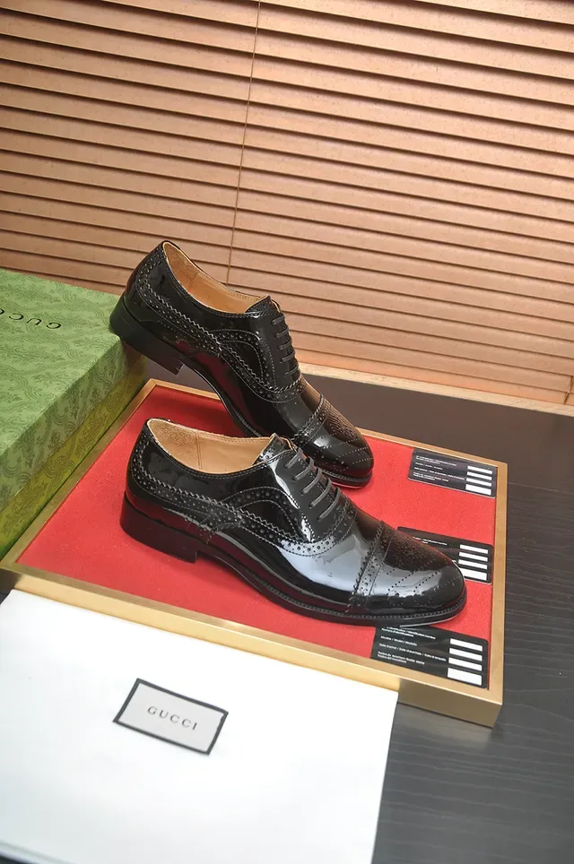 Gucci Sapatos Oxford Brogue de Couro Verniz Preto Ponta de Tapa 4