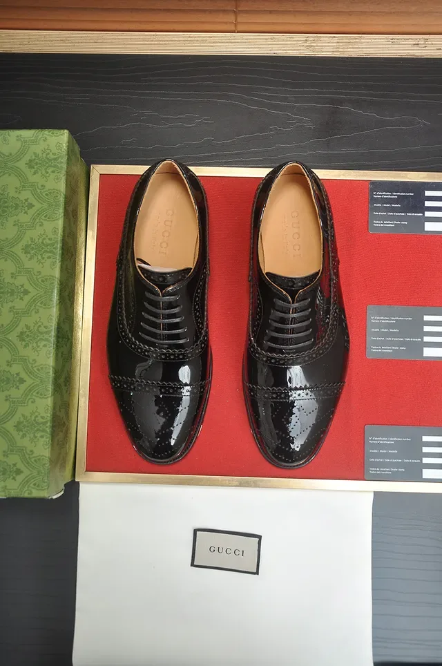 Gucci Sapatos Oxford Brogue de Couro Verniz Preto Ponta de Tapa 5