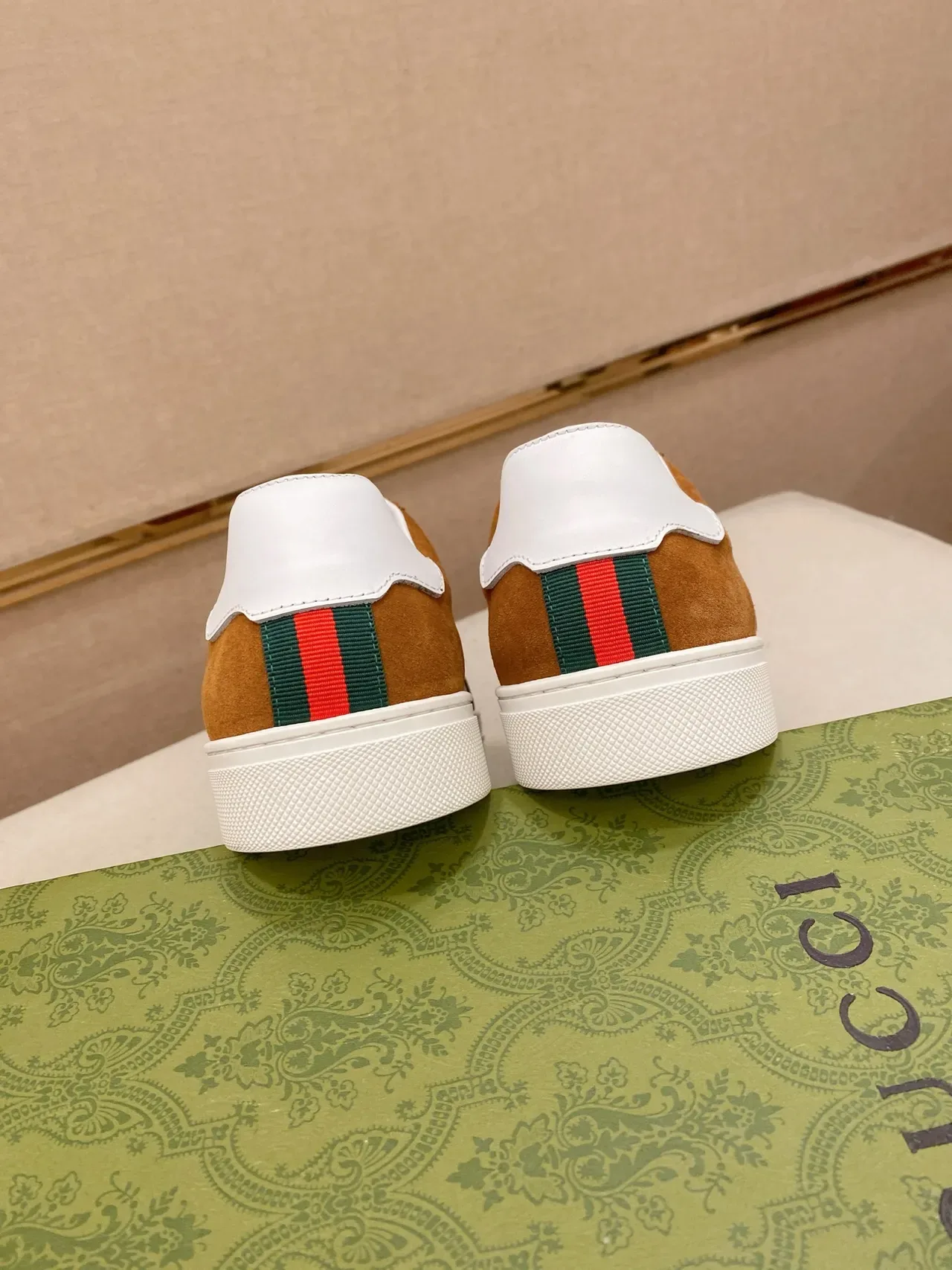 Sneakers Gucci Marron Blanc GG Monogram Canvas Tan Suede Overlays Lifestyle 3