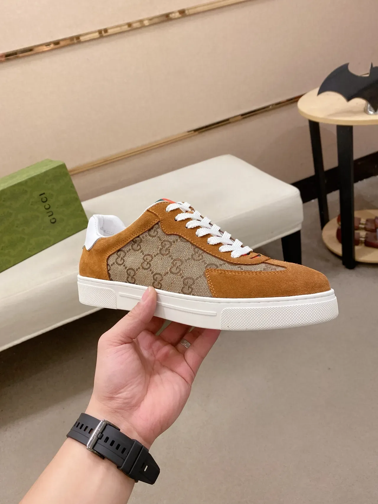 Sneakers Gucci Marron Blanc GG Monogram Canvas Tan Suede Overlays Lifestyle 4