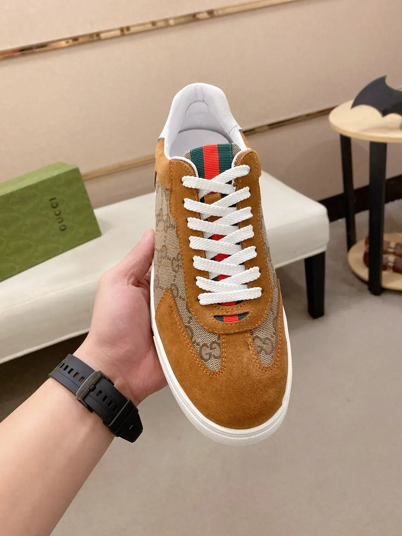 Sneakers Gucci Marron Blanc GG Monogram Canvas Tan Suede Overlays Lifestyle 5