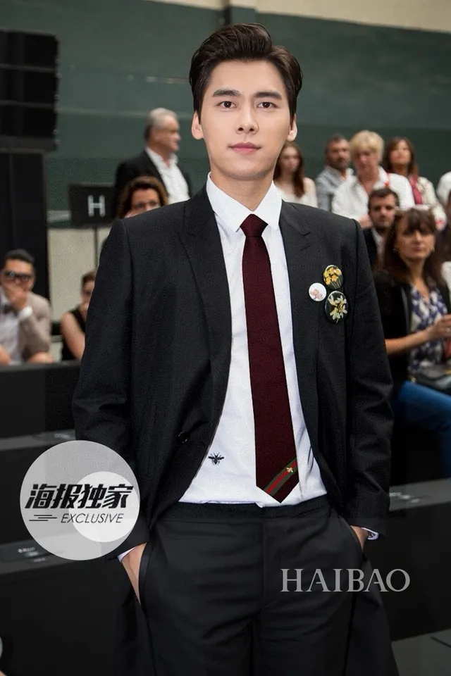Gucci Burgundy Honeycomb Woven Necktie 3