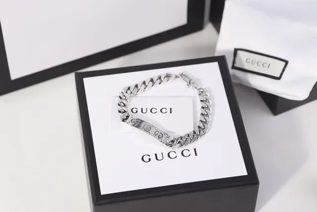 Bracelet Gucci Chaîne Curb Chunky avec Plaque Gravée 2