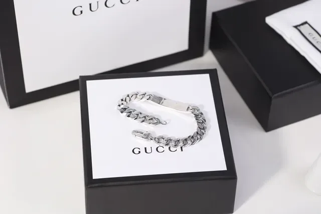 Bracelet Gucci Chaîne Curb Chunky avec Plaque Gravée 3