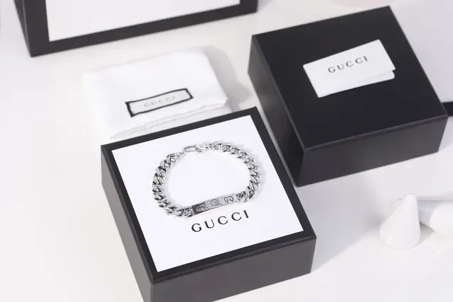 Bracelet Gucci Chaîne Curb Chunky avec Plaque Gravée 4