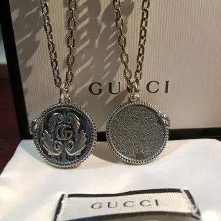 Gucci Double G Medallion سلاسل مداليون دائرية بنبرة فضية