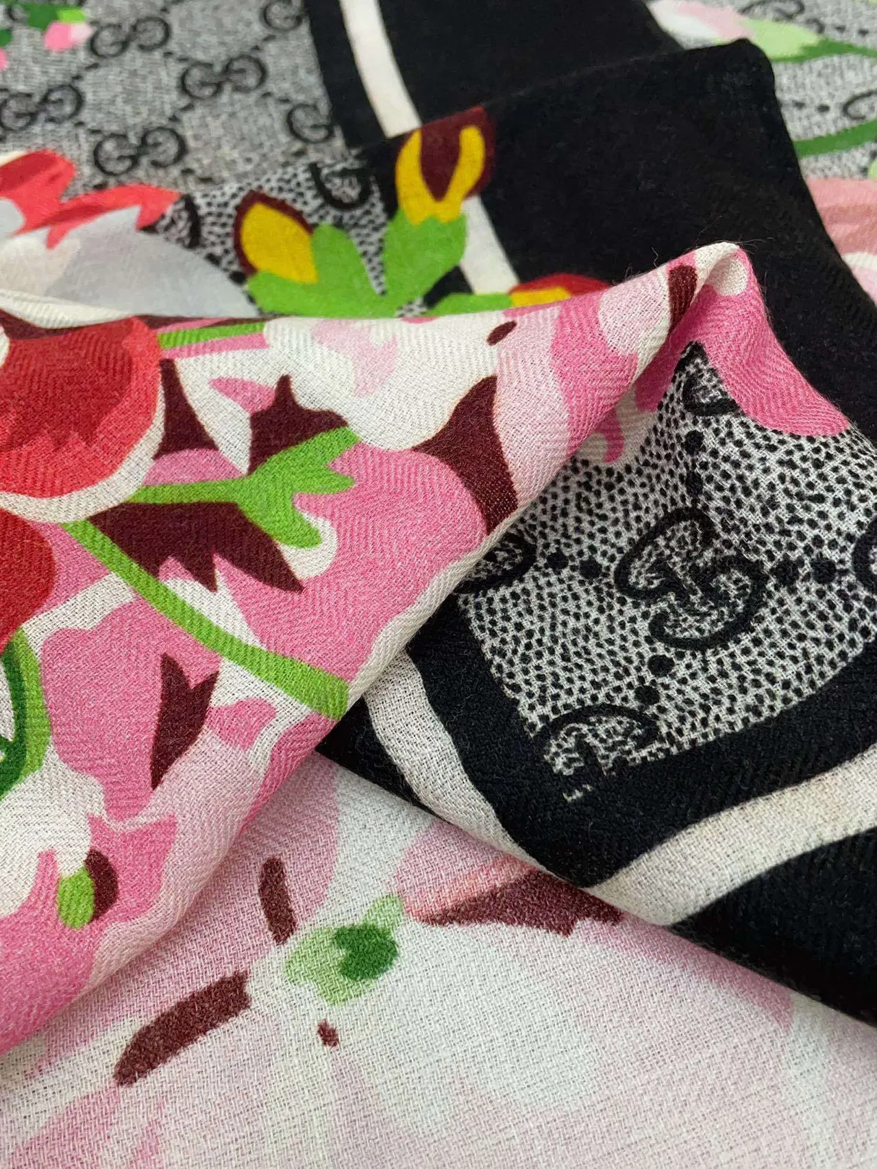 Gucci Impression Florale et GG Monogramme Écharpe en Soie 9
